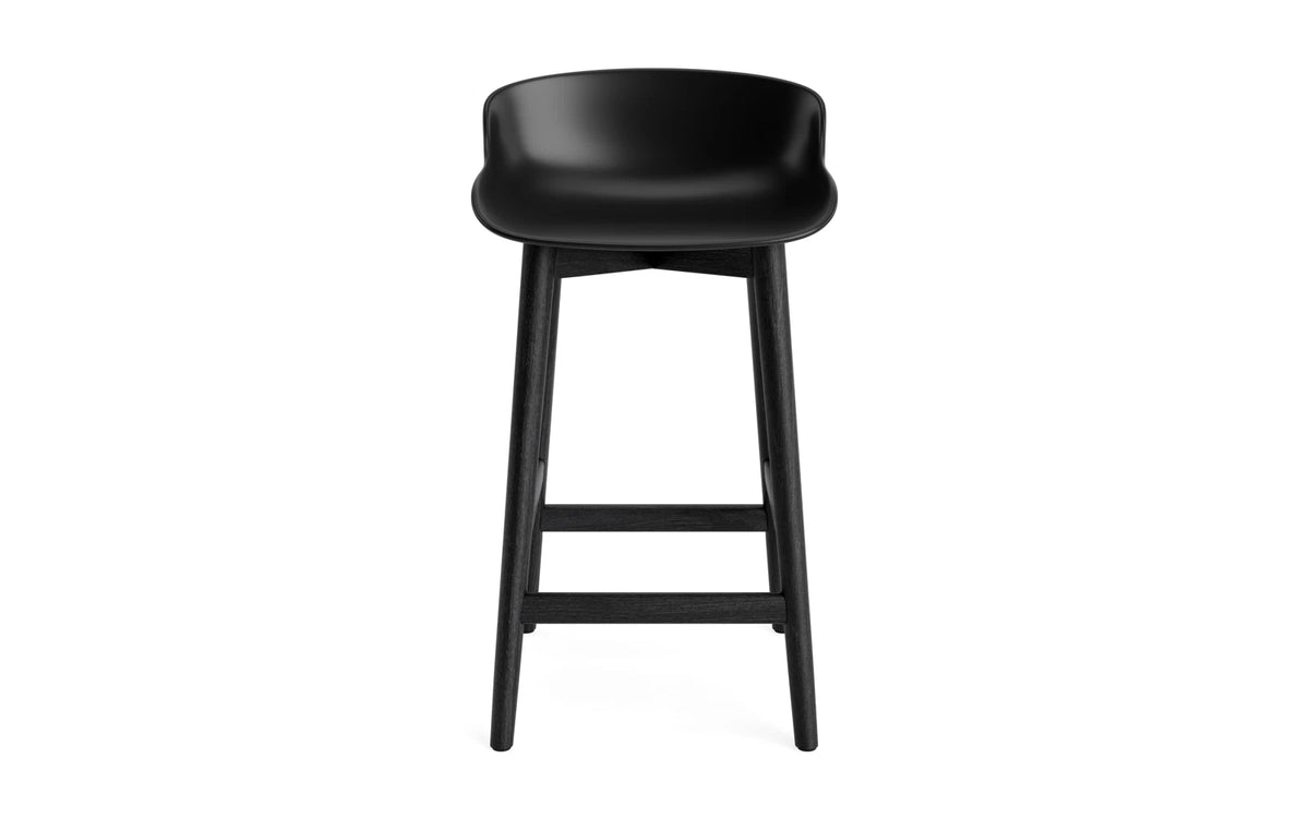 Hyg Barhocker 65 cm Schwarze Eiche/Schwarz in Schwarz präsentiert im Onlineshop von KAQTU Design AG. Barstuhl ist von Normann Copenhagen