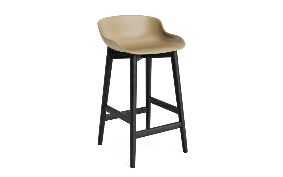 Hyg Barhocker 65 cm Schwarze Eiche/Sand in Sand präsentiert im Onlineshop von KAQTU Design AG. Barstuhl ist von Normann Copenhagen