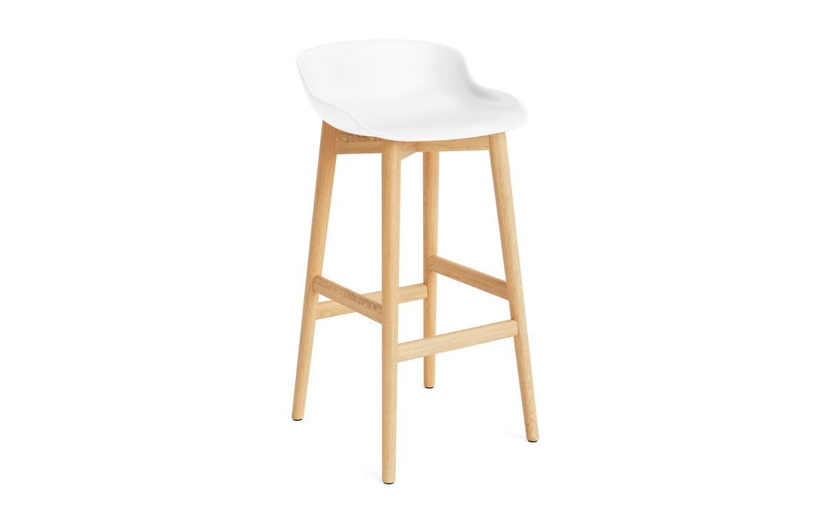 Hyg Barhocker 75 cm Eiche Weiss in Weiss präsentiert im Onlineshop von KAQTU Design AG. Barstuhl ist von Normann Copenhagen