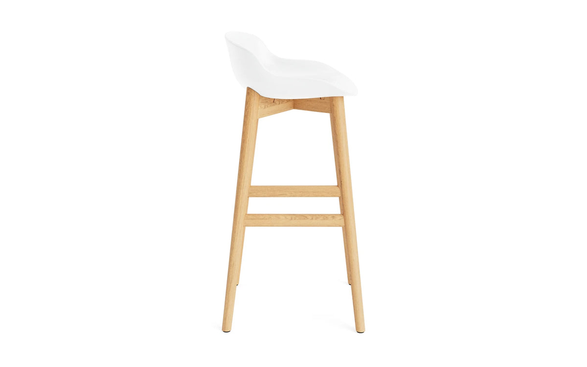 Hyg Barhocker 75 cm Eiche Weiss in Weiss präsentiert im Onlineshop von KAQTU Design AG. Barstuhl ist von Normann Copenhagen