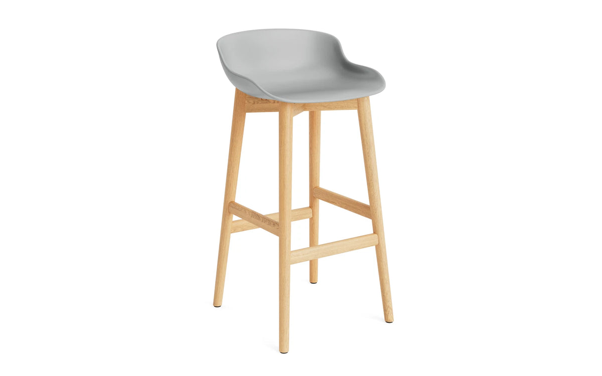 Hyg Barhocker 75 cm Eiche Grau in Grau präsentiert im Onlineshop von KAQTU Design AG. Barstuhl ist von Normann Copenhagen