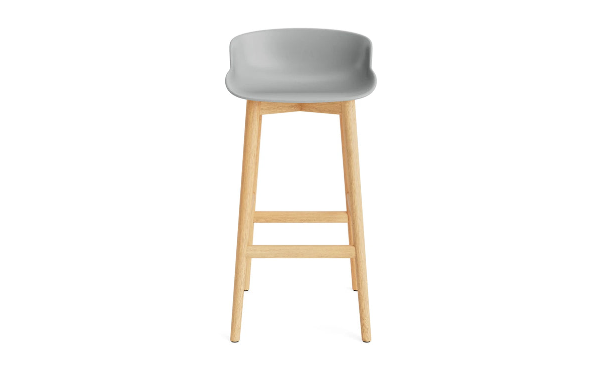 Hyg Barhocker 75 cm Eiche Grau in Grau präsentiert im Onlineshop von KAQTU Design AG. Barstuhl ist von Normann Copenhagen