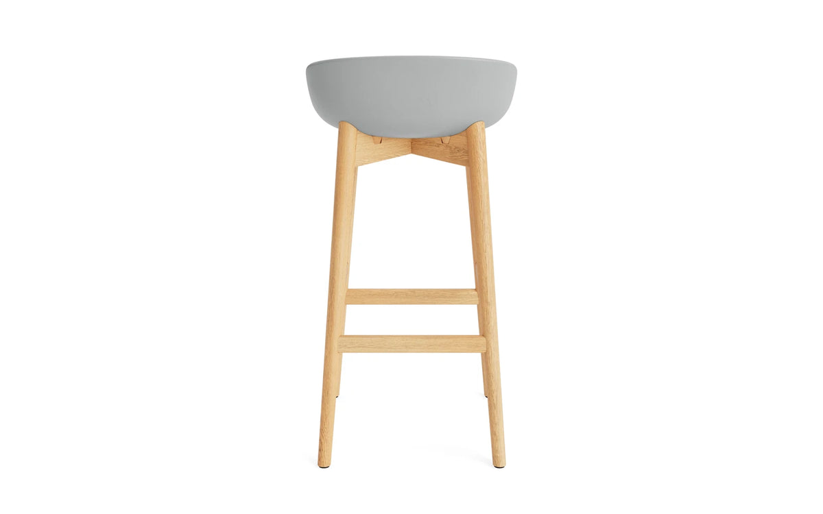 Hyg Barhocker 75 cm Eiche Grau in Grau präsentiert im Onlineshop von KAQTU Design AG. Barstuhl ist von Normann Copenhagen