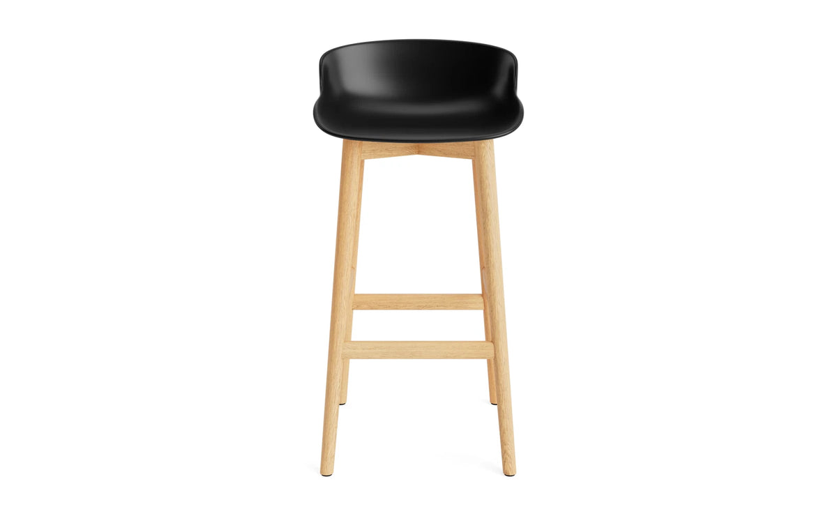 Hyg Barhocker 75 cm Eiche Schwarz in Schwarz präsentiert im Onlineshop von KAQTU Design AG. Barstuhl ist von Normann Copenhagen