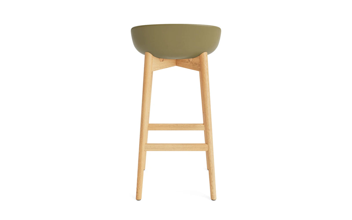 Hyg Barhocker 75 cm Eiche Olive in Olive präsentiert im Onlineshop von KAQTU Design AG. Barstuhl ist von Normann Copenhagen