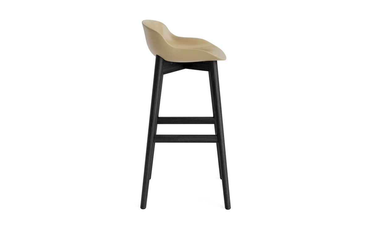 Hyg Barhocker 75 cm Schwarze Eiche/Sand in Sand präsentiert im Onlineshop von KAQTU Design AG. Barstuhl ist von Normann Copenhagen