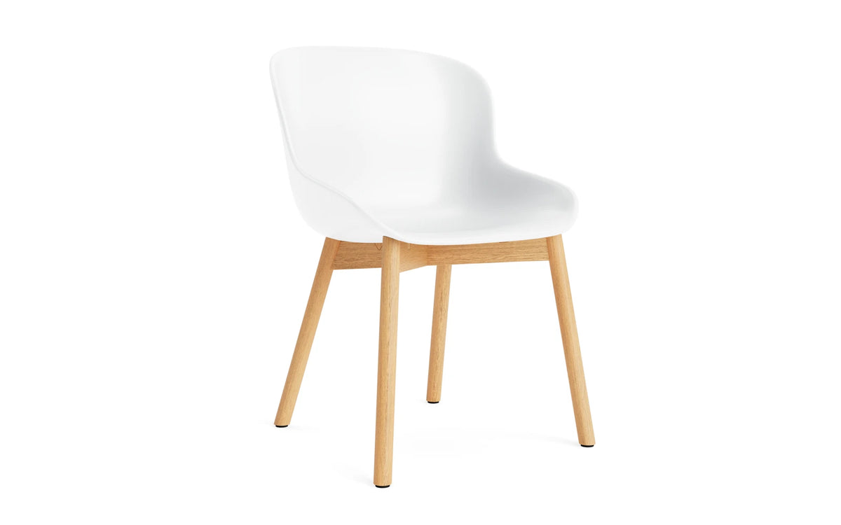 Hyg Stuhl Eiche Weiss in Weiss präsentiert im Onlineshop von KAQTU Design AG. Stuhl ist von Normann Copenhagen