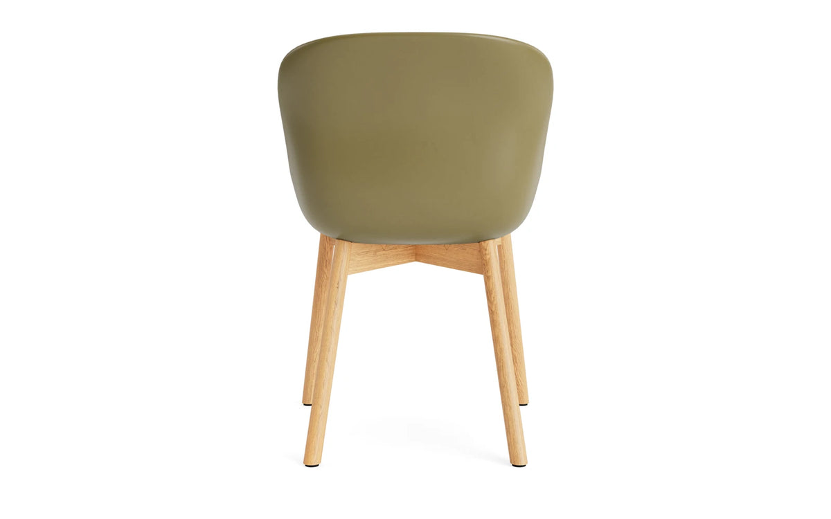Hyg Stuhl Eiche Olive in Olive präsentiert im Onlineshop von KAQTU Design AG. Stuhl ist von Normann Copenhagen