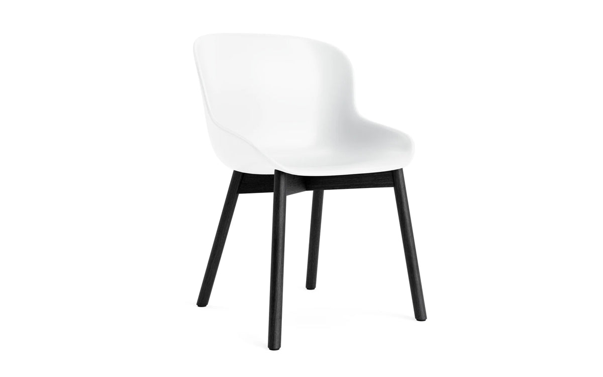 Hyg Stuhl Schwarze Eiche/Weiss in Weiss präsentiert im Onlineshop von KAQTU Design AG. Stuhl ist von Normann Copenhagen