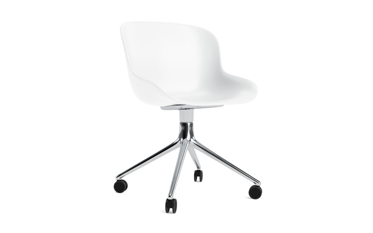 Hyg Drehstuhl 4W Aluminium/Weiss in Weiss präsentiert im Onlineshop von KAQTU Design AG. Drehstuhl ist von Normann Copenhagen