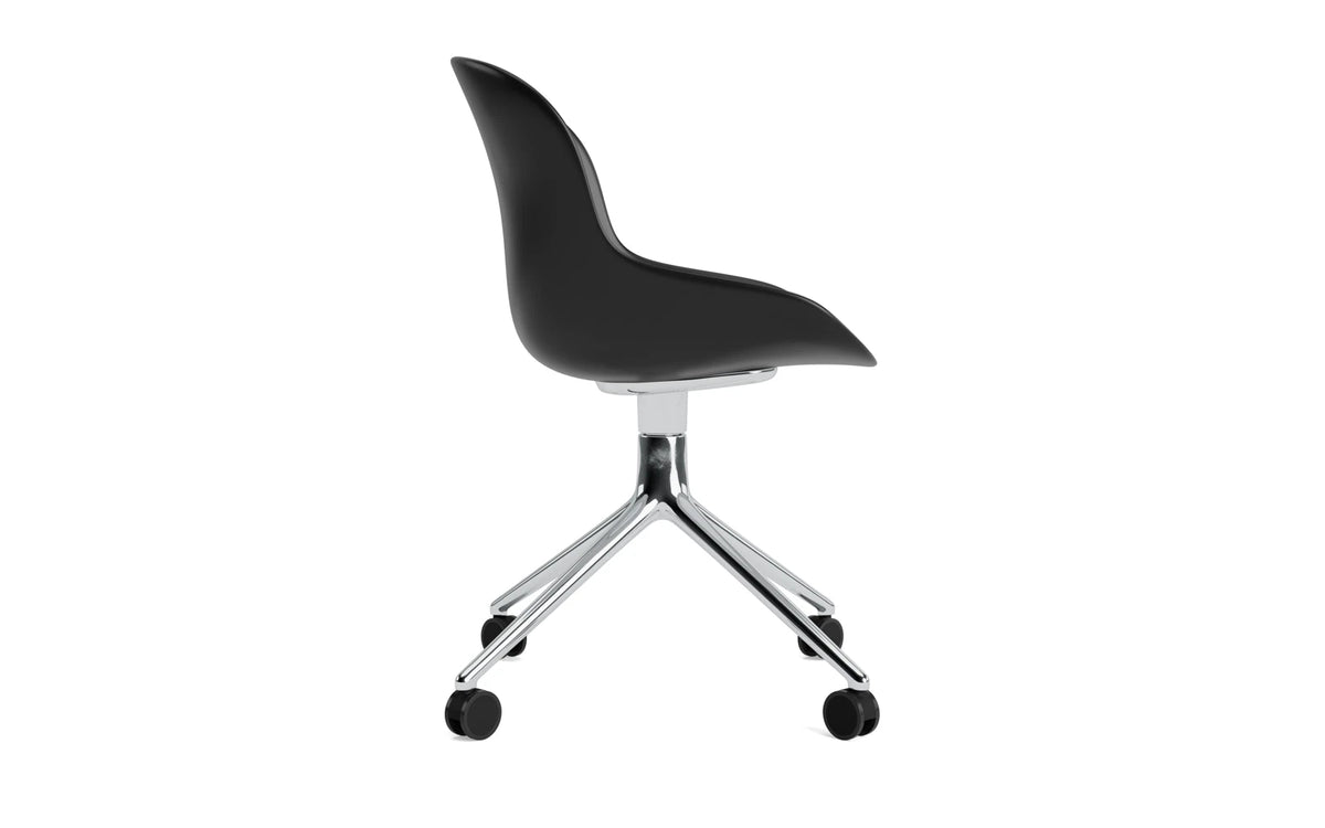 Hyg Drehstuhl 4W Aluminium/schwarz in Schwarz präsentiert im Onlineshop von KAQTU Design AG. Drehstuhl ist von Normann Copenhagen