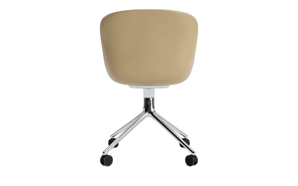 Hyg Drehstuhl 4W Aluminium/Sand in Sand präsentiert im Onlineshop von KAQTU Design AG. Drehstuhl ist von Normann Copenhagen