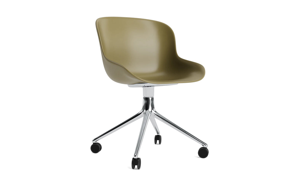 Hyg Drehstuhl 4W Aluminium/Olive in Olive präsentiert im Onlineshop von KAQTU Design AG. Drehstuhl ist von Normann Copenhagen