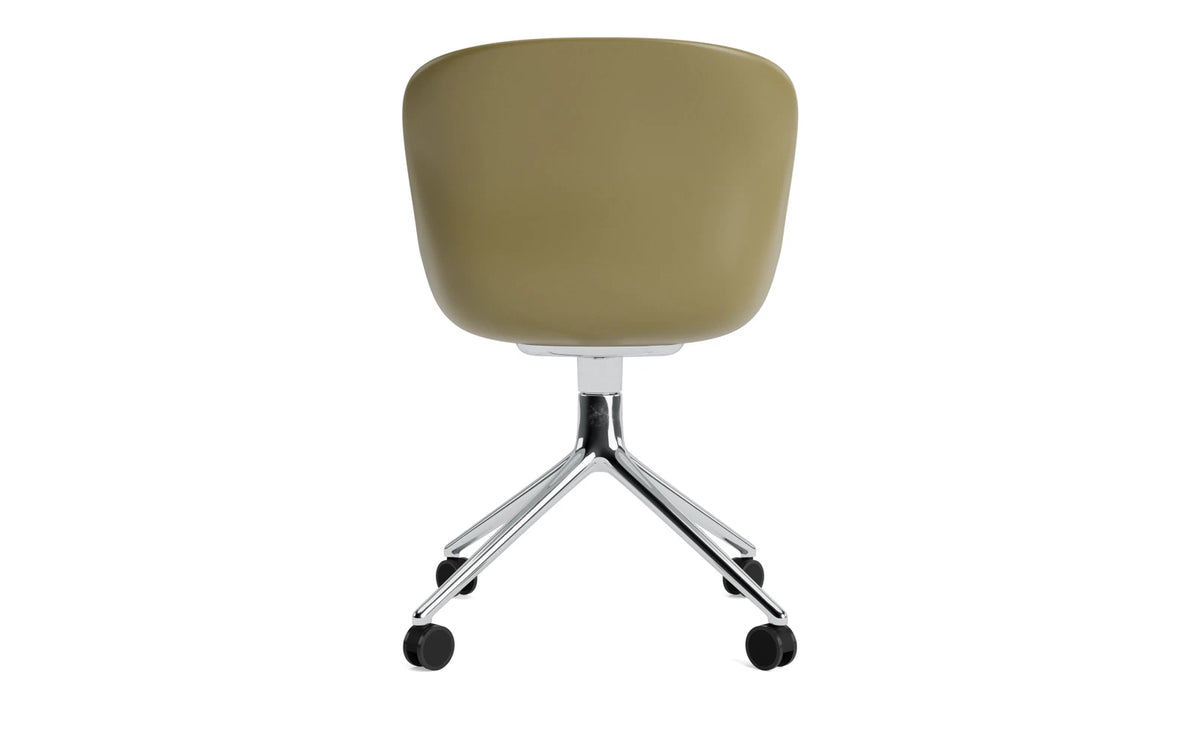 Hyg Drehstuhl 4W Aluminium/Olive in Olive präsentiert im Onlineshop von KAQTU Design AG. Drehstuhl ist von Normann Copenhagen
