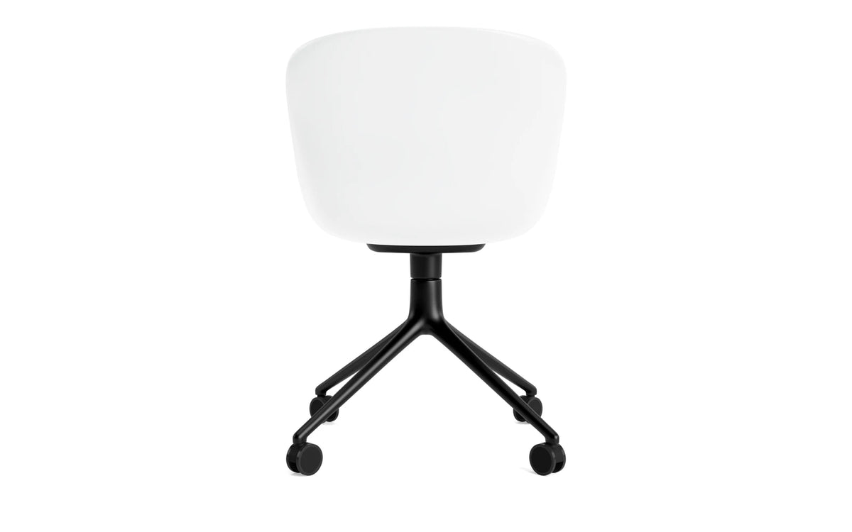 Hyg Drehstuhl 4W schwarzes Aluminium/weiss in Weiss präsentiert im Onlineshop von KAQTU Design AG. Drehstuhl ist von Normann Copenhagen