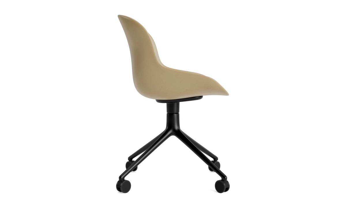 Hyg Drehstuhl 4W schwarzes Aluminium/Sand in Sand präsentiert im Onlineshop von KAQTU Design AG. Drehstuhl ist von Normann Copenhagen