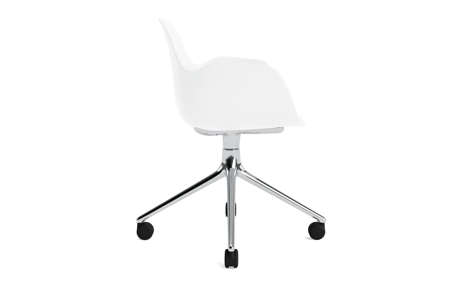 Form Drehsessel 4W Aluminium/Weiss in  präsentiert im Onlineshop von KAQTU Design AG. Sessel ist von Normann Copenhagen