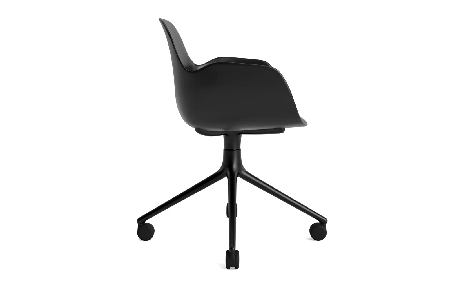Form Drehsessel 4W schwarzes Aluminium/schwarz in  präsentiert im Onlineshop von KAQTU Design AG. Sessel ist von Normann Copenhagen