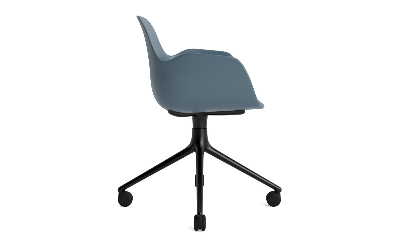 Form Drehsessel 4W schwarzes Aluminium/blau in  präsentiert im Onlineshop von KAQTU Design AG. Sessel ist von Normann Copenhagen