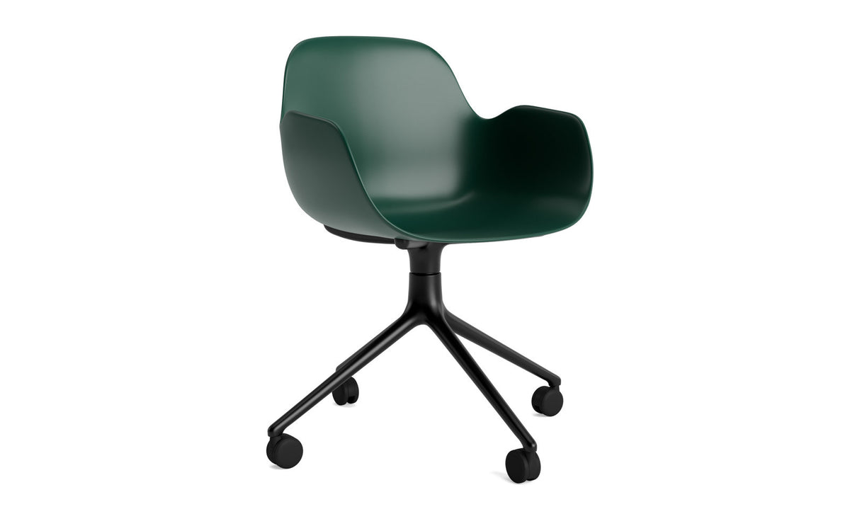 Form Drehstuhl 4W schwarzes Aluminium/grün in Grün präsentiert im Onlineshop von KAQTU Design AG. Bürostuhl ist von Normann Copenhagen