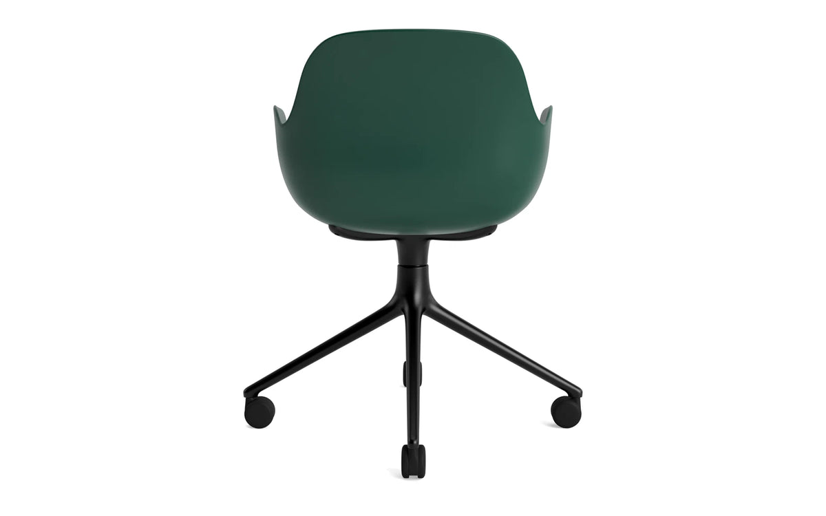 Form Drehstuhl 4W schwarzes Aluminium/grün in Grün präsentiert im Onlineshop von KAQTU Design AG. Bürostuhl ist von Normann Copenhagen