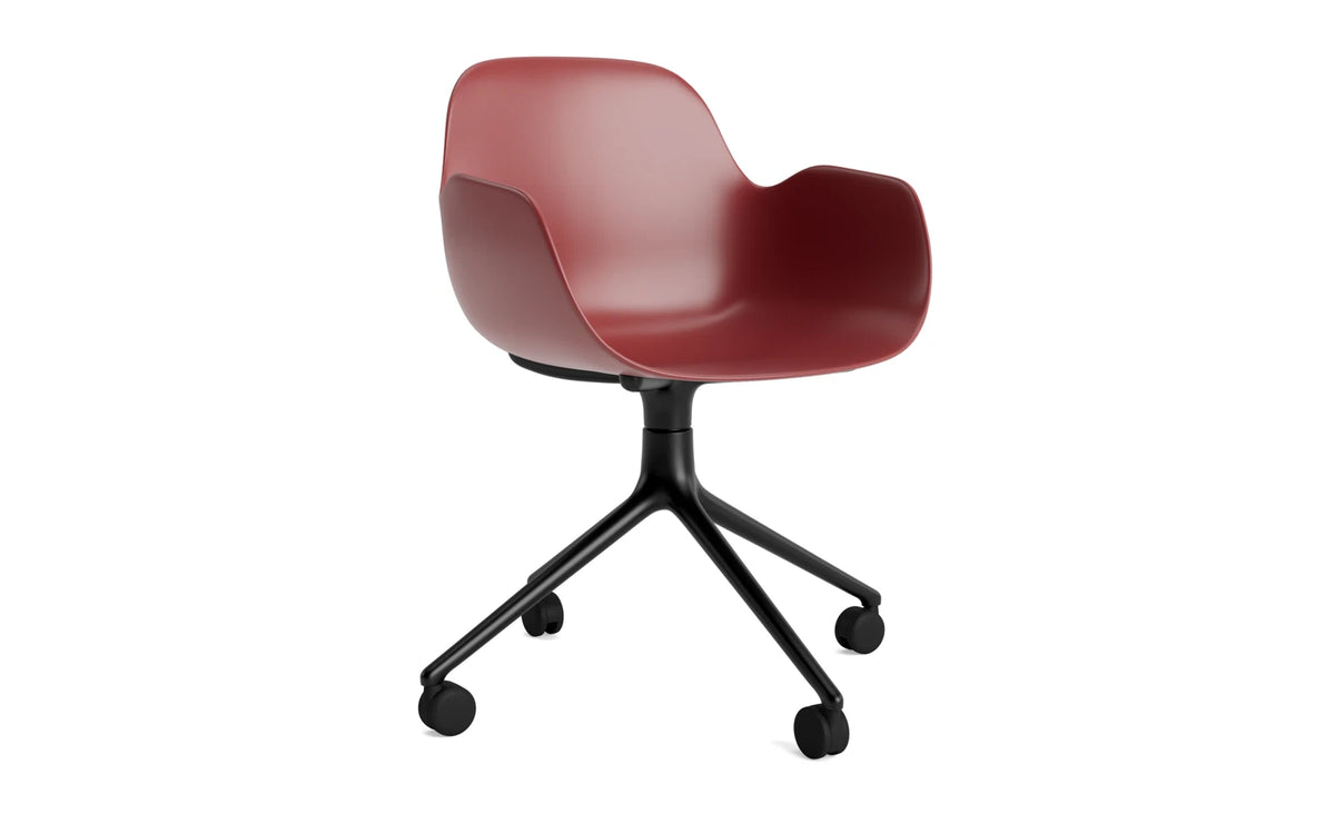 Form Drehstuhl 4W schwarzes Aluminium/rot in Rot präsentiert im Onlineshop von KAQTU Design AG. Bürostuhl ist von Normann Copenhagen