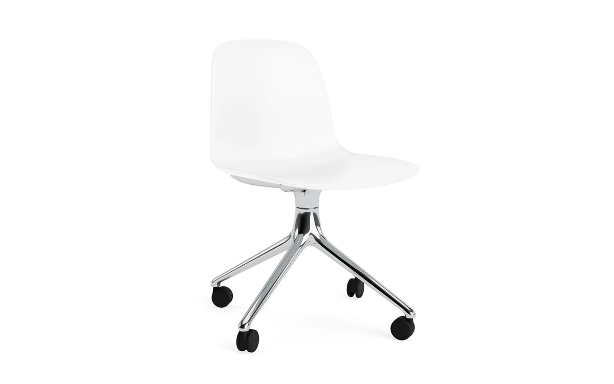 Form Drehstuhl 4W Aluminium/Weiss in Weiss präsentiert im Onlineshop von KAQTU Design AG. Drehstuhl ist von Normann Copenhagen