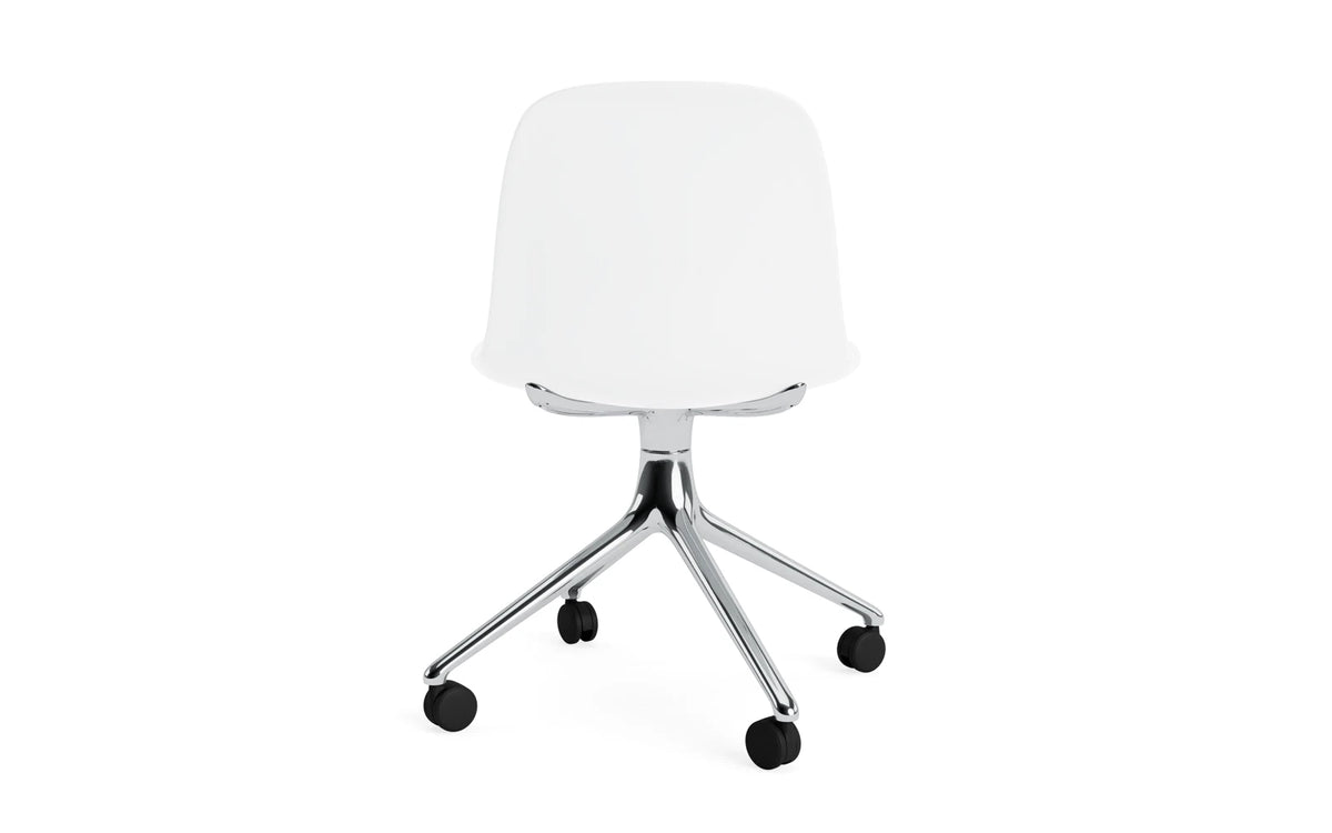 Form Drehstuhl 4W Aluminium/Weiss in Weiss präsentiert im Onlineshop von KAQTU Design AG. Drehstuhl ist von Normann Copenhagen