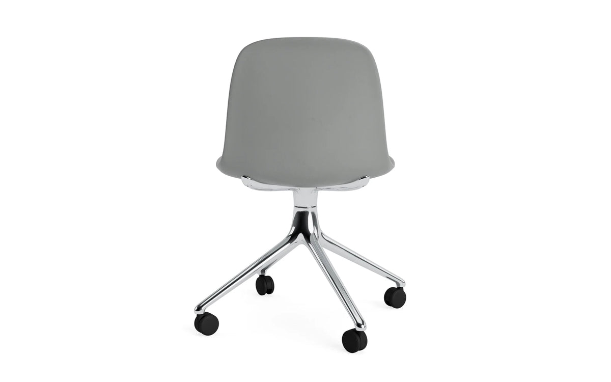 Form Drehstuhl 4W Aluminium/Grau in Grau präsentiert im Onlineshop von KAQTU Design AG. Drehstuhl ist von Normann Copenhagen