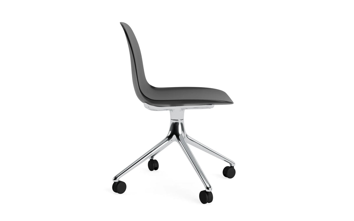 Form Drehstuhl 4W Aluminium/schwarz in Schwarz präsentiert im Onlineshop von KAQTU Design AG. Drehstuhl ist von Normann Copenhagen
