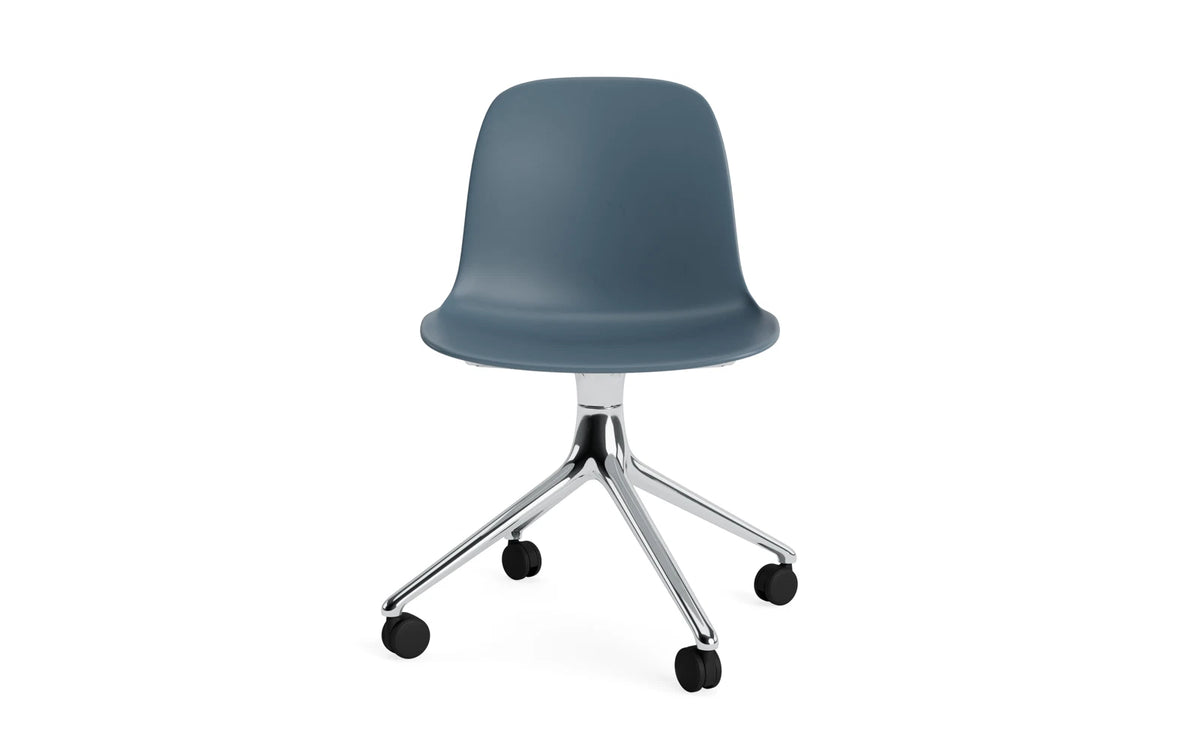 Form Drehstuhl 4W Aluminium/blau in Blau präsentiert im Onlineshop von KAQTU Design AG. Drehstuhl ist von Normann Copenhagen