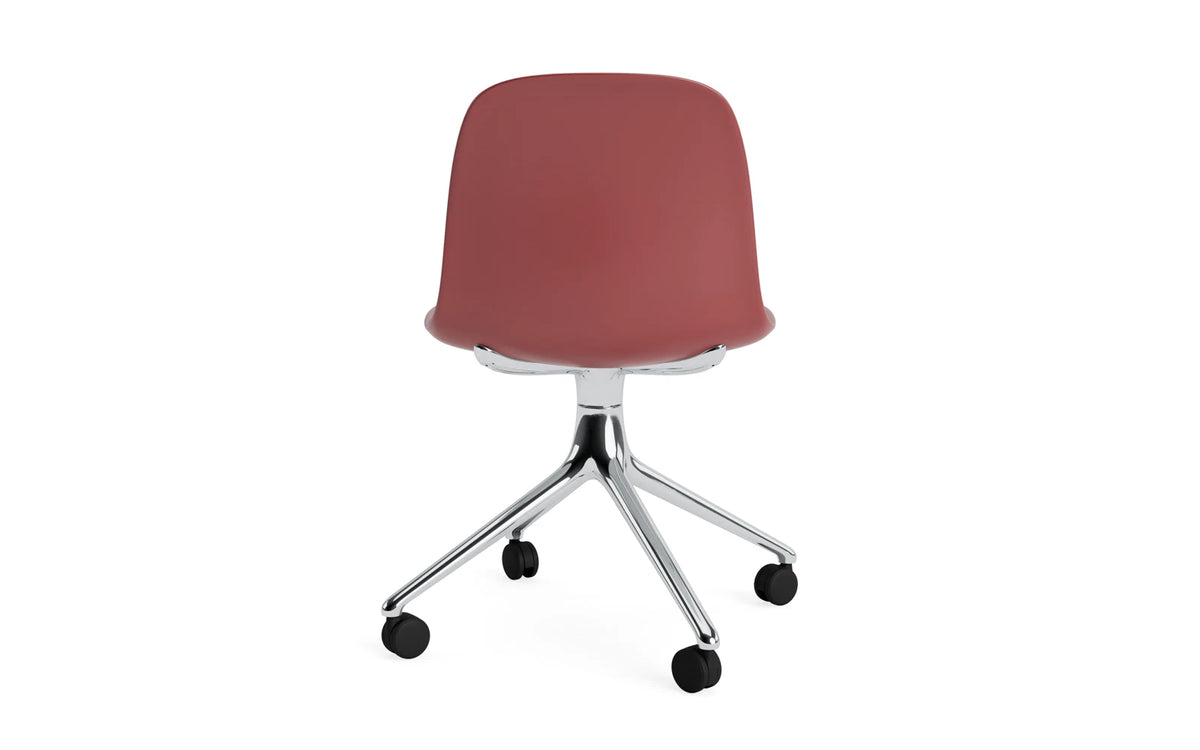 Form Drehstuhl 4W Aluminium/rot in Rot präsentiert im Onlineshop von KAQTU Design AG. Drehstuhl ist von Normann Copenhagen
