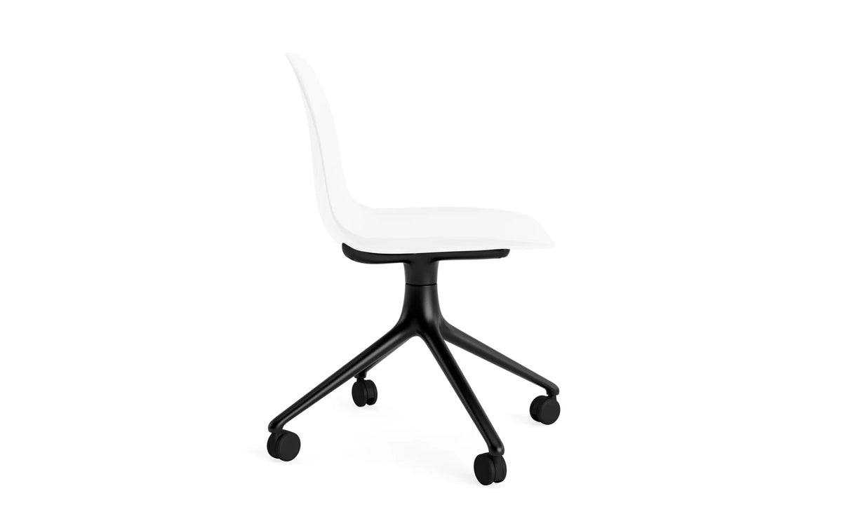 Form Drehstuhl 4W schwarzes Aluminium/weiss in Weiss präsentiert im Onlineshop von KAQTU Design AG. Drehstuhl ist von Normann Copenhagen