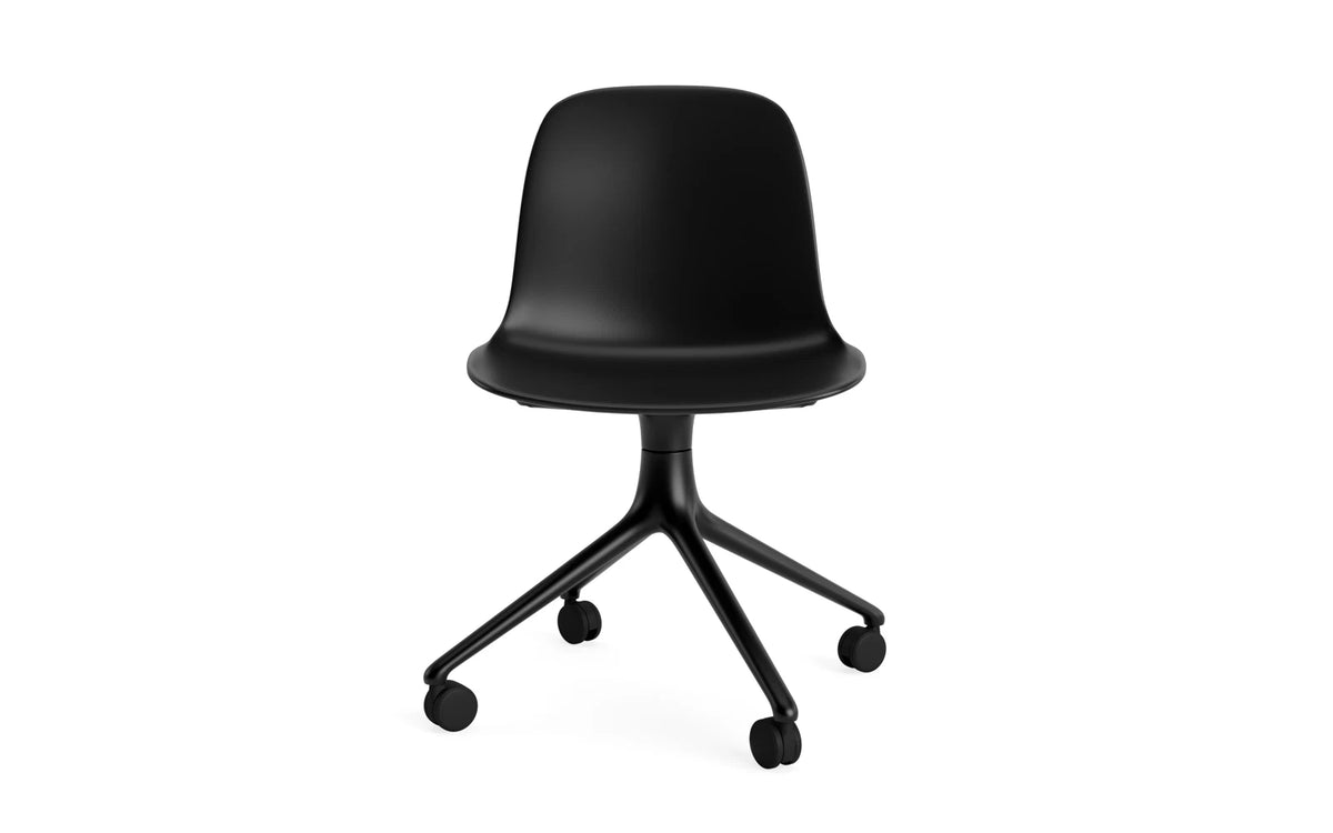 Form Drehstuhl 4W schwarzes Aluminium/schwarz in Schwarz präsentiert im Onlineshop von KAQTU Design AG. Drehstuhl ist von Normann Copenhagen