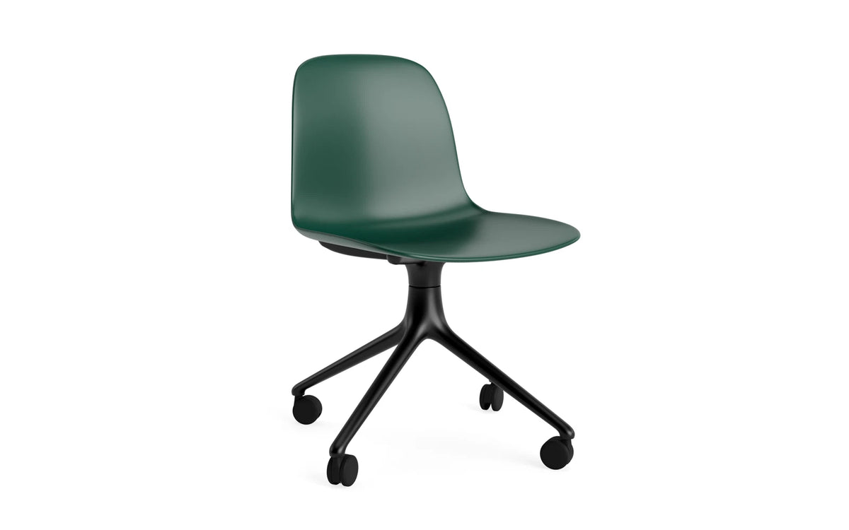 Form Drehstuhl 4W schwarzes Aluminium/grün in Grün präsentiert im Onlineshop von KAQTU Design AG. Drehstuhl ist von Normann Copenhagen