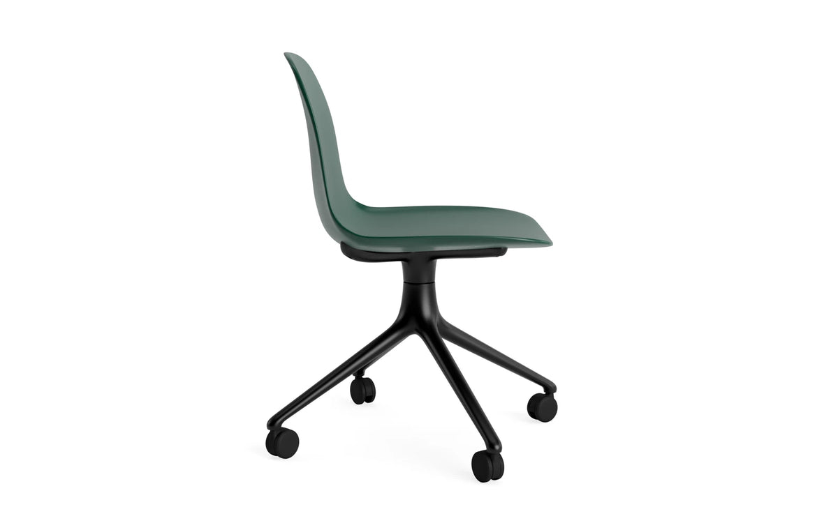 Form Drehstuhl 4W schwarzes Aluminium/grün in Grün präsentiert im Onlineshop von KAQTU Design AG. Drehstuhl ist von Normann Copenhagen