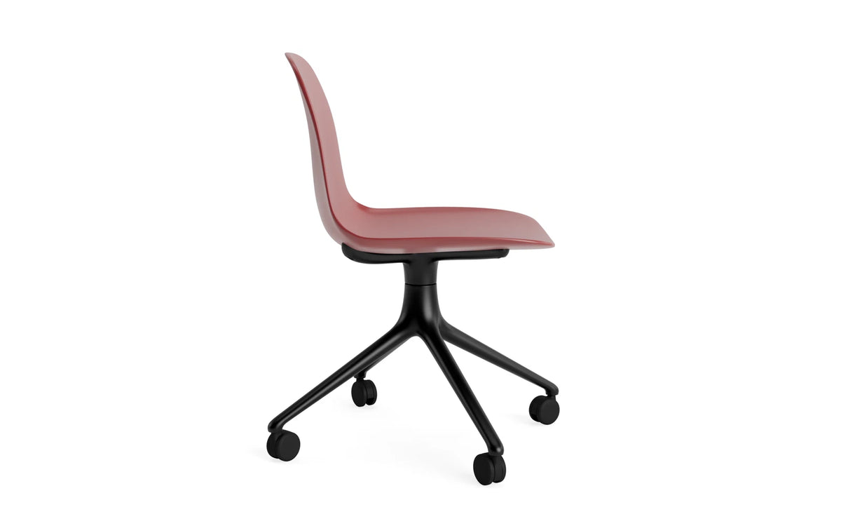 Form Drehstuhl 4W schwarzes Aluminium/Rot in Rot präsentiert im Onlineshop von KAQTU Design AG. Drehstuhl ist von Normann Copenhagen