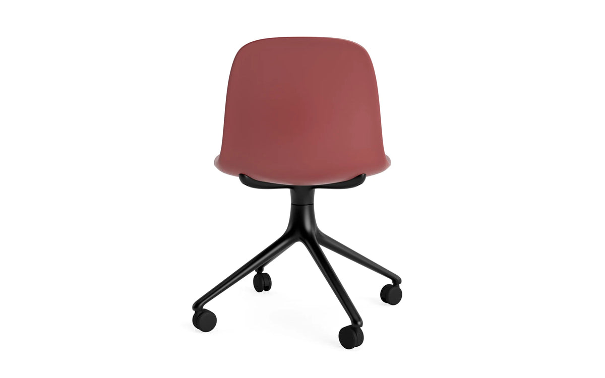 Form Drehstuhl 4W schwarzes Aluminium/Rot in Rot präsentiert im Onlineshop von KAQTU Design AG. Drehstuhl ist von Normann Copenhagen