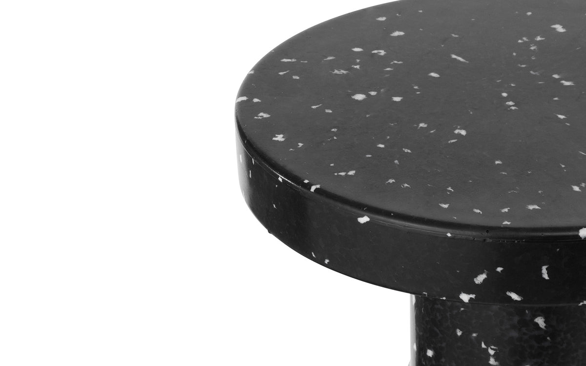 Bit Hocker Cone in Schwarz präsentiert im Onlineshop von KAQTU Design AG. Pouf ist von Normann Copenhagen