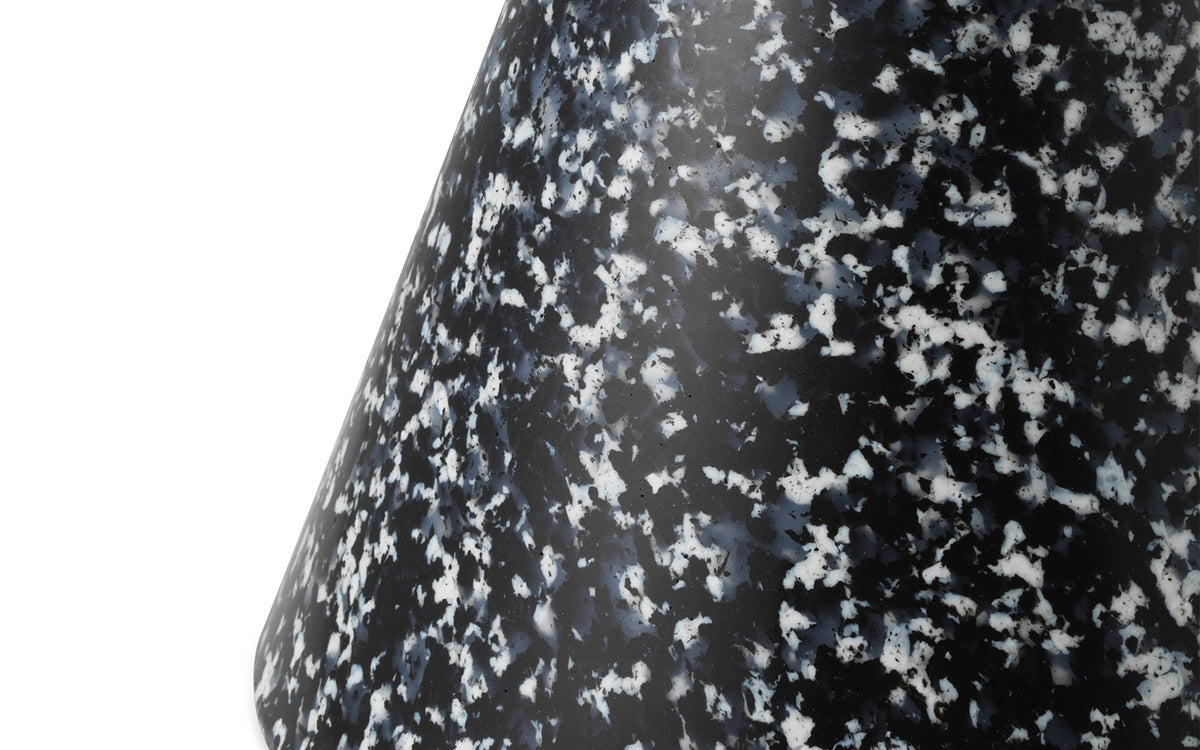 Bit Hocker Cone in Schwarz / Weiss präsentiert im Onlineshop von KAQTU Design AG. Hocker ist von Normann Copenhagen