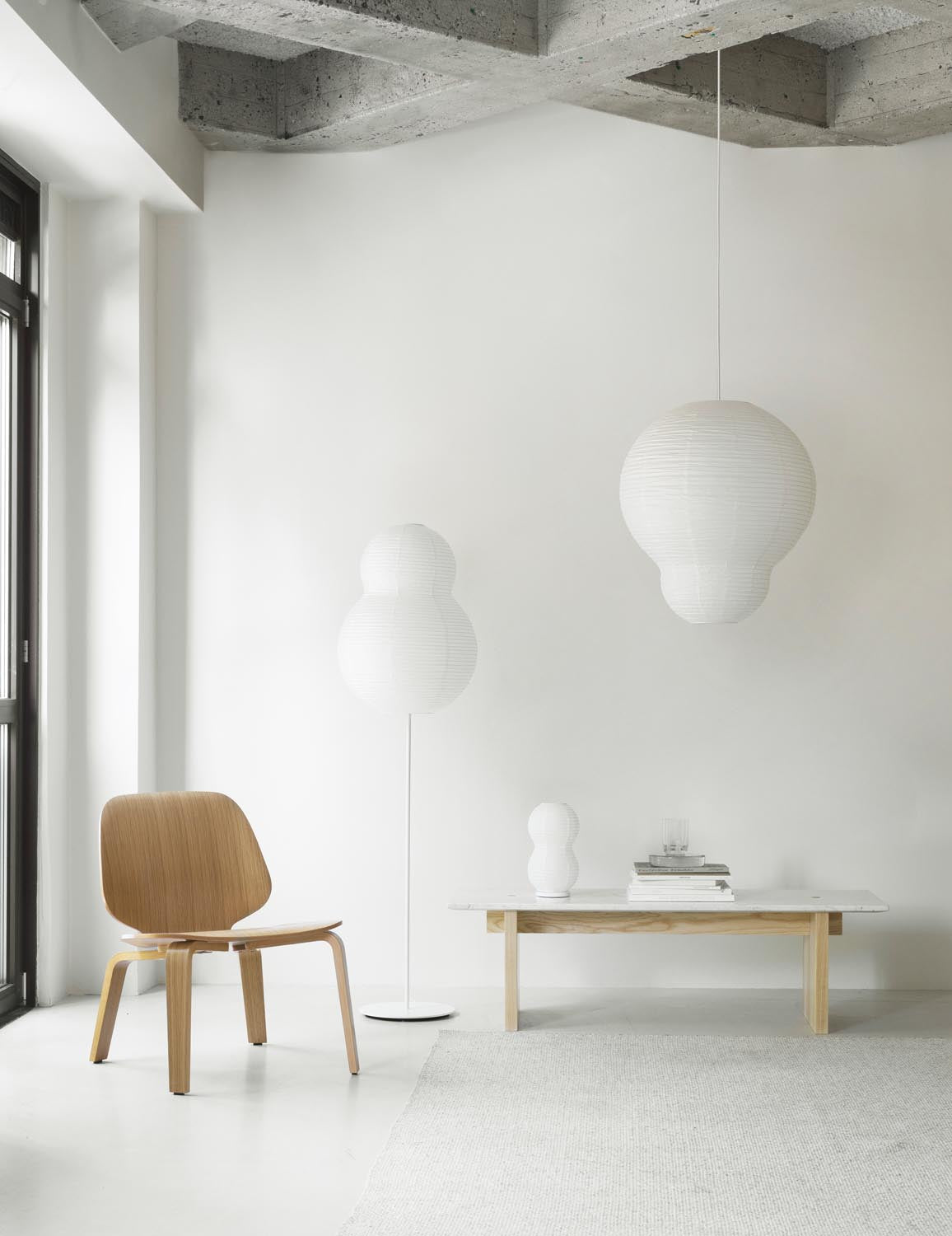 Puff Tischlampe Twist Weiss in  präsentiert im Onlineshop von KAQTU Design AG. Tischleuchte ist von Normann Copenhagen