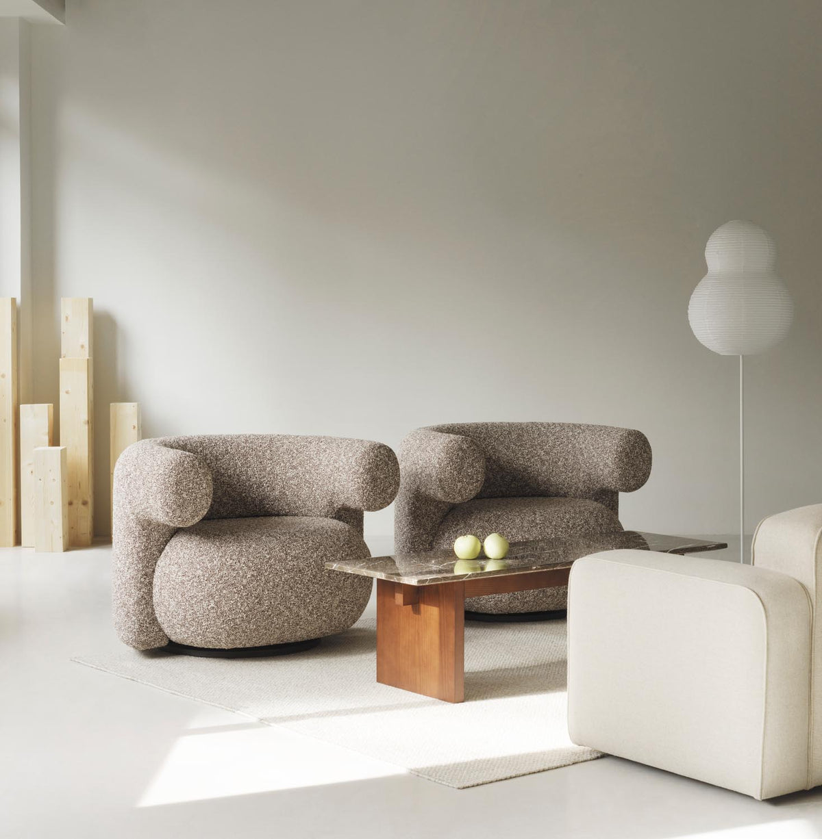 Puff Stehlampe Bubble Weiss in Rice paper, white powder-coated steel pole & base with soft EVA foam underneath, to protect the floor. präsentiert im Onlineshop von KAQTU Design AG. Stehleuchte ist von Normann Copenhagen