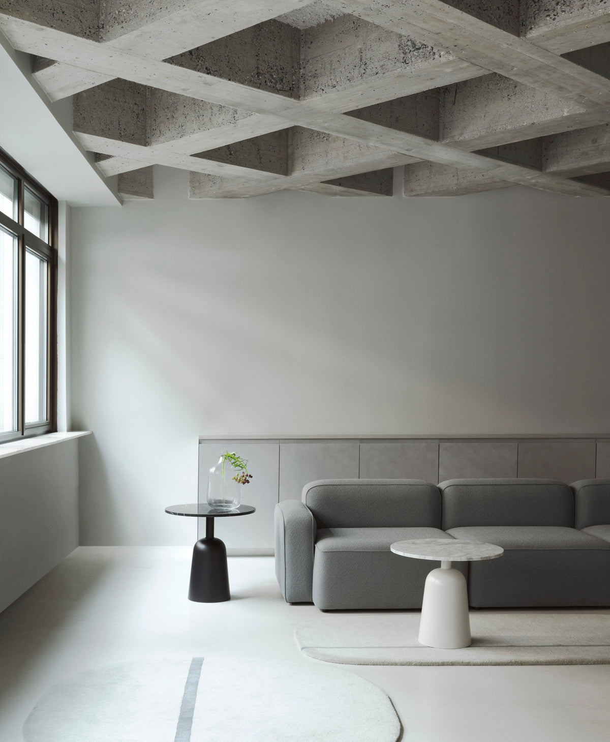 Turn Beistelltisch in Weiss Marmor präsentiert im Onlineshop von KAQTU Design AG. Couchtisch ist von Normann Copenhagen