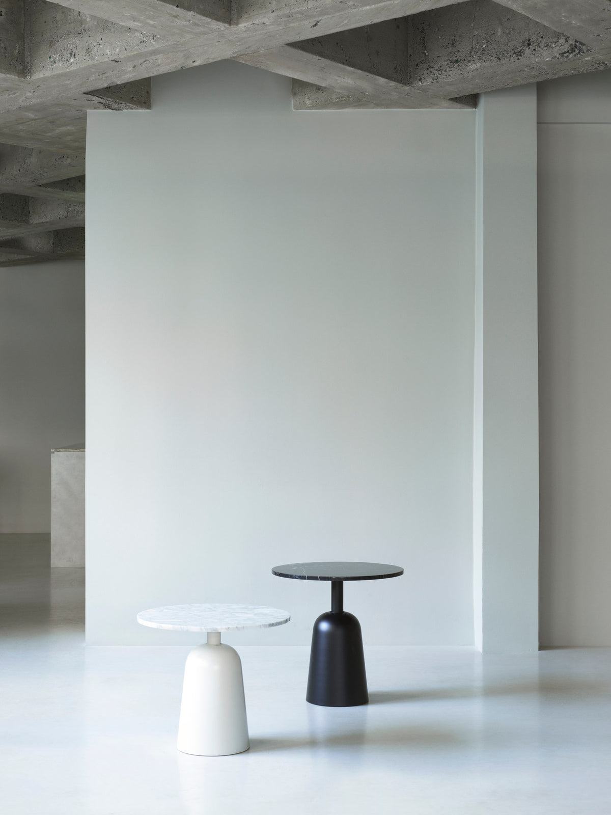 Turn Beistelltisch in Weiss Marmor präsentiert im Onlineshop von KAQTU Design AG. Couchtisch ist von Normann Copenhagen