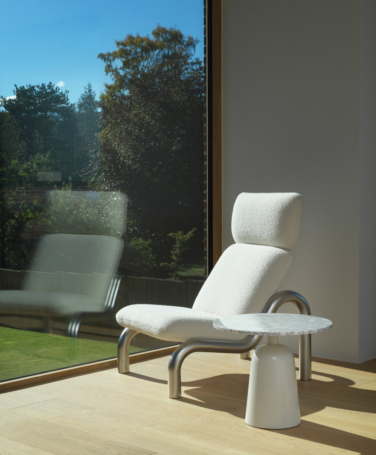 Turn Beistelltisch in Weiss Marmor präsentiert im Onlineshop von KAQTU Design AG. Couchtisch ist von Normann Copenhagen