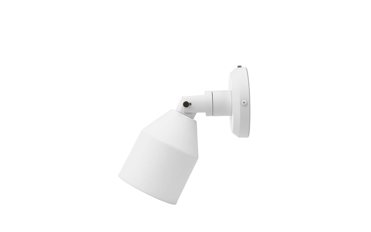 Klip Wandleuchte in Weiss präsentiert im Onlineshop von KAQTU Design AG. Wandleuchte ist von Normann Copenhagen