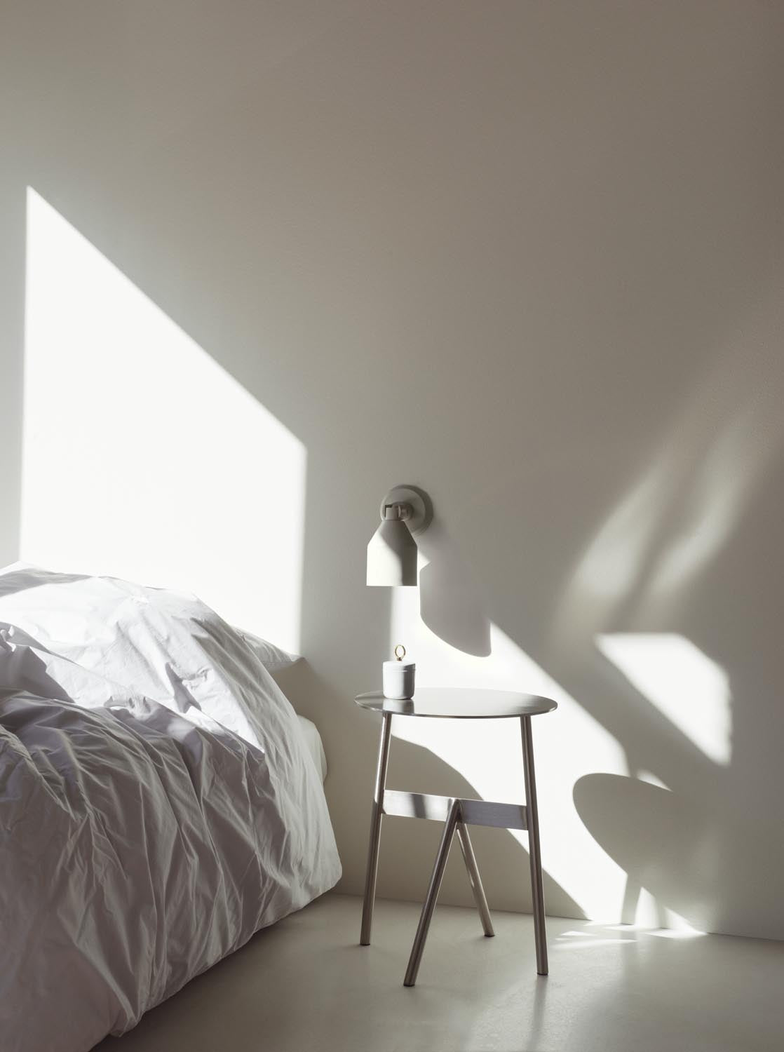 Klip Wandleuchte in Weiss präsentiert im Onlineshop von KAQTU Design AG. Wandleuchte ist von Normann Copenhagen