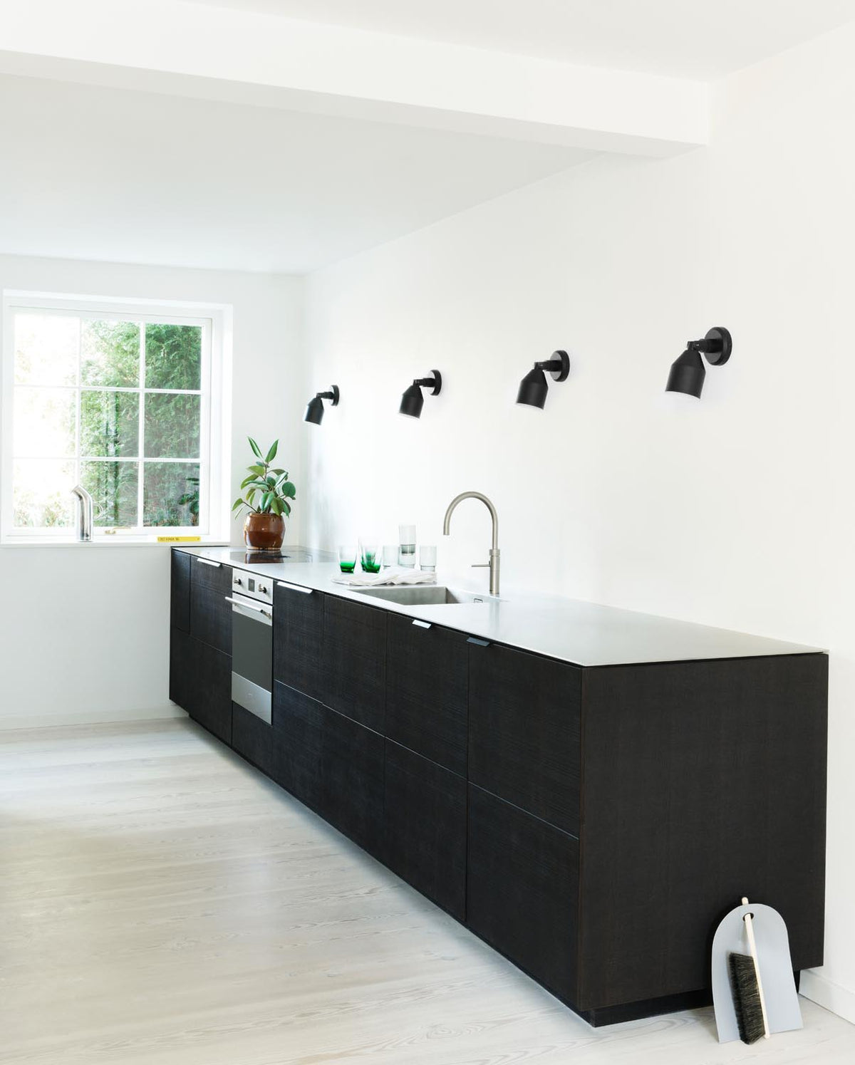 Klip Wandleuchte in Schwarz präsentiert im Onlineshop von KAQTU Design AG. Wandleuchte ist von Normann Copenhagen