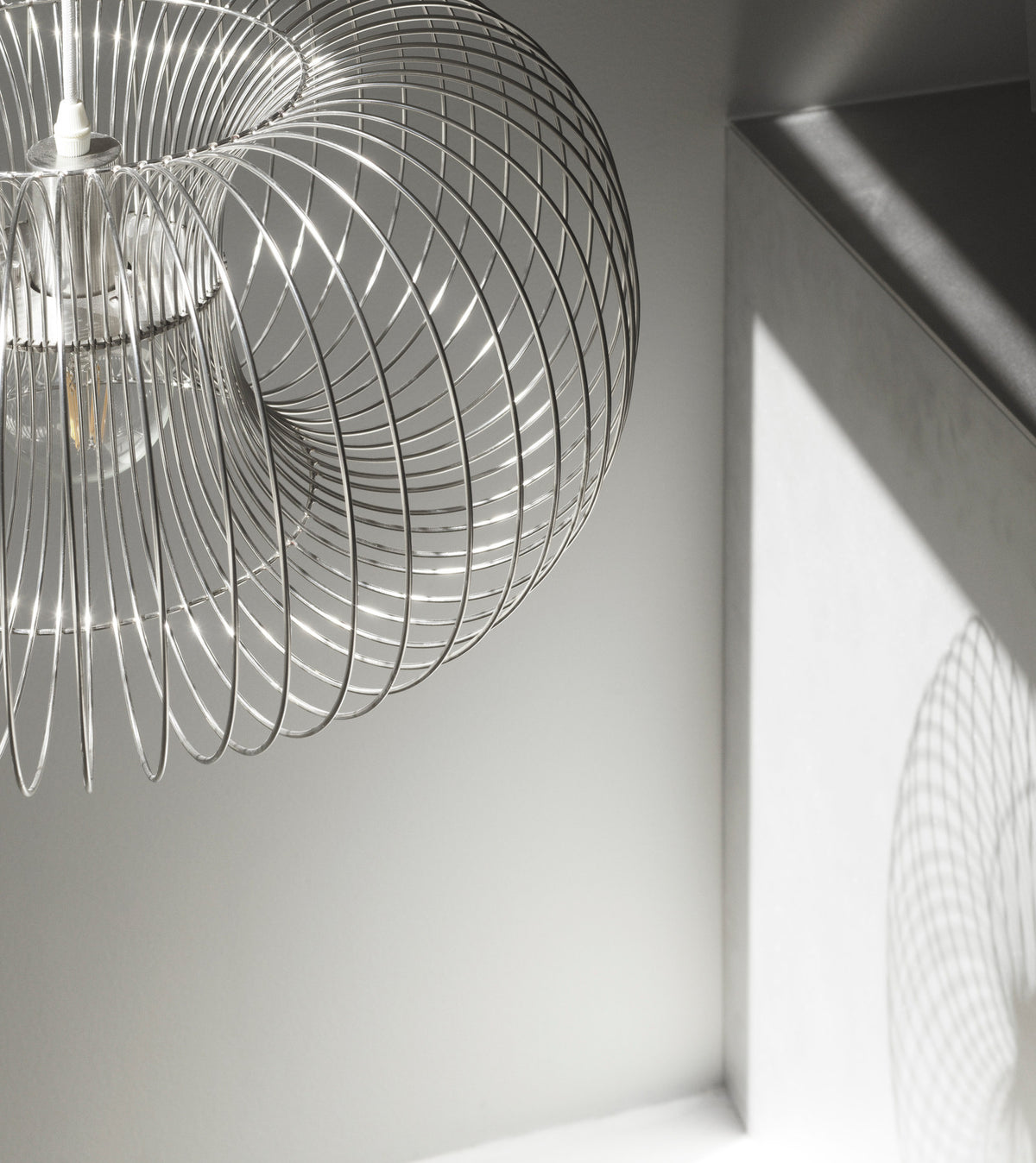 Coil Lampe in Edelstahl präsentiert im Onlineshop von KAQTU Design AG. Pendelleuchte ist von Normann Copenhagen