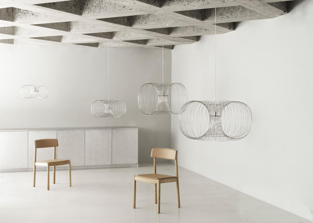 Coil Lampe in  präsentiert im Onlineshop von KAQTU Design AG. Pendelleuchte ist von Normann Copenhagen